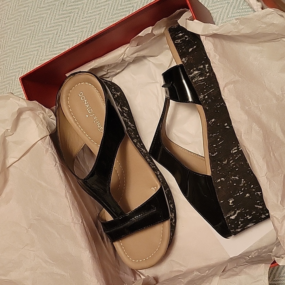 Donald Pliner size 8 M black patent leather sandal, wedge
